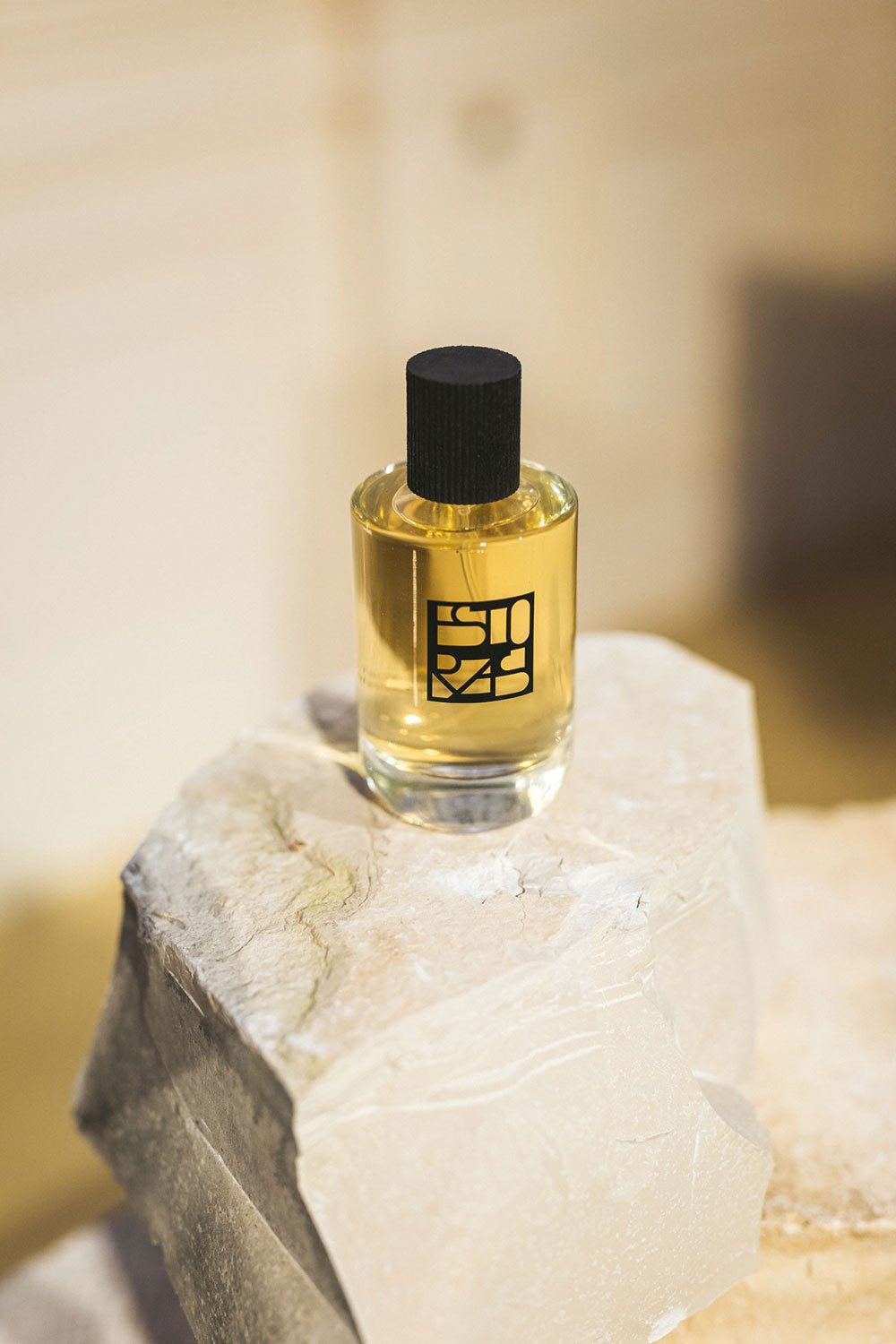Der holzig-würzige Duft wurde von Marie Urban Le Febvre, Perfumer-Créateur und Gründerin der Manufaktur Urban Scents in Berlin, kreiert.