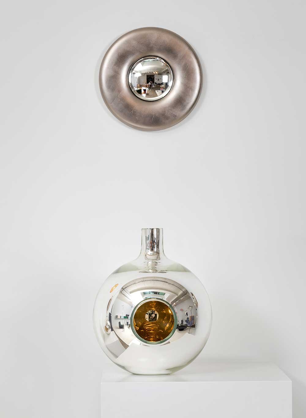 Spiegelspiele - Bei Front Design verschwimmen die Grenzen zwischen Kunst und Design: In ihrer Installation »Seven Stories About Mirrors« gibt es reflektierende Vasen aus bronzefarbenem Glas. frontdesign.se