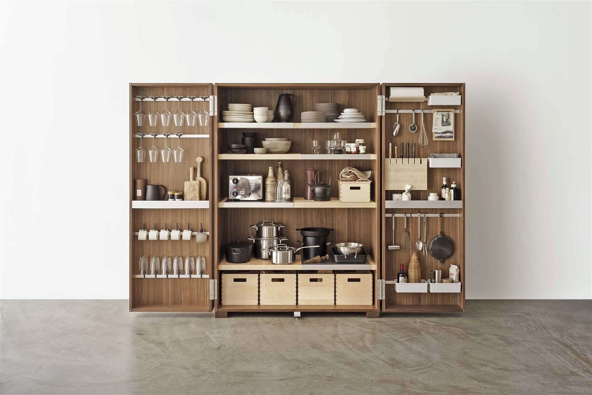Handwerkskunst - EOOS hat für Bulthaup einen Küchenschrank entworfen, der an einen Werkzeugkasten erinnert: sehr reduziert und alles hat seinen vorgesehenen Platz. bulthaup.com