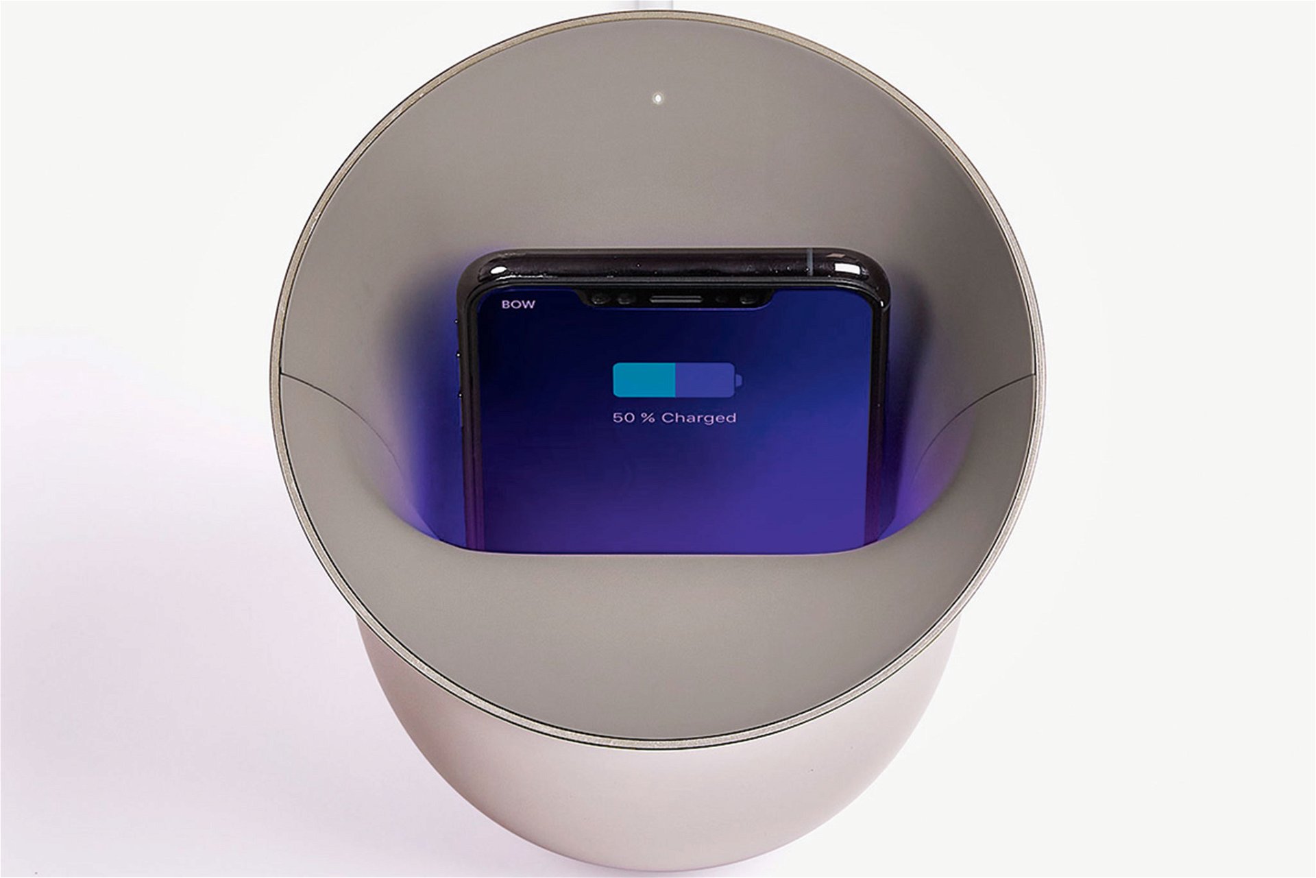 Das Qi-Ladegerät »Oblio« von Lexon sterilisiert Smartphone-Oberflächen und lädt den Akku.