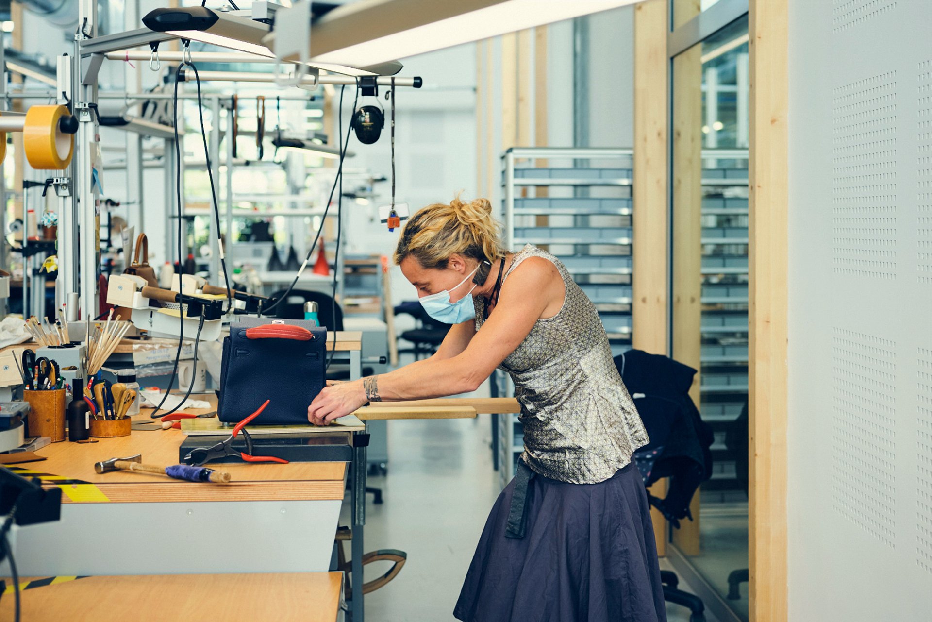 Handwerkskunst In den Hermès-Werkstätten nahe Paris wird an den teuren Pretiosen gewerkt. Eine Einzelanfertigung benötigt etwa bis zu 40 Stunden. Die Expert:innen müssen dafür eine zweijährige Ausbildung absolvieren.