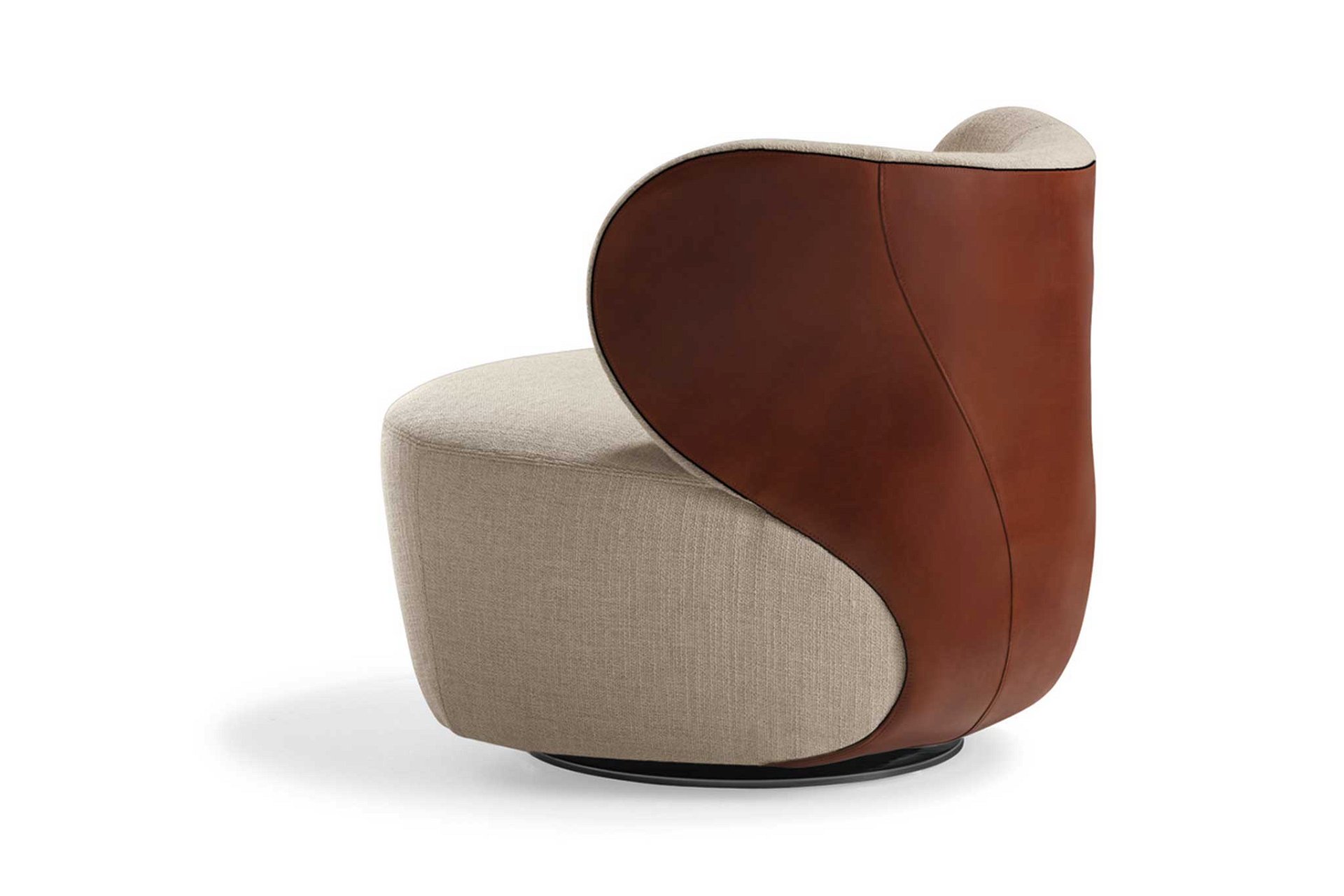 Rundum bequem: Der »Bao Armchair« für Walter Knoll wirkt mit seinem Einsatz auf der Rückseite wie ein Lederball. Der drehbare Fauteuil ist zugleich eine minimalistische Skulptur. walterknoll.de