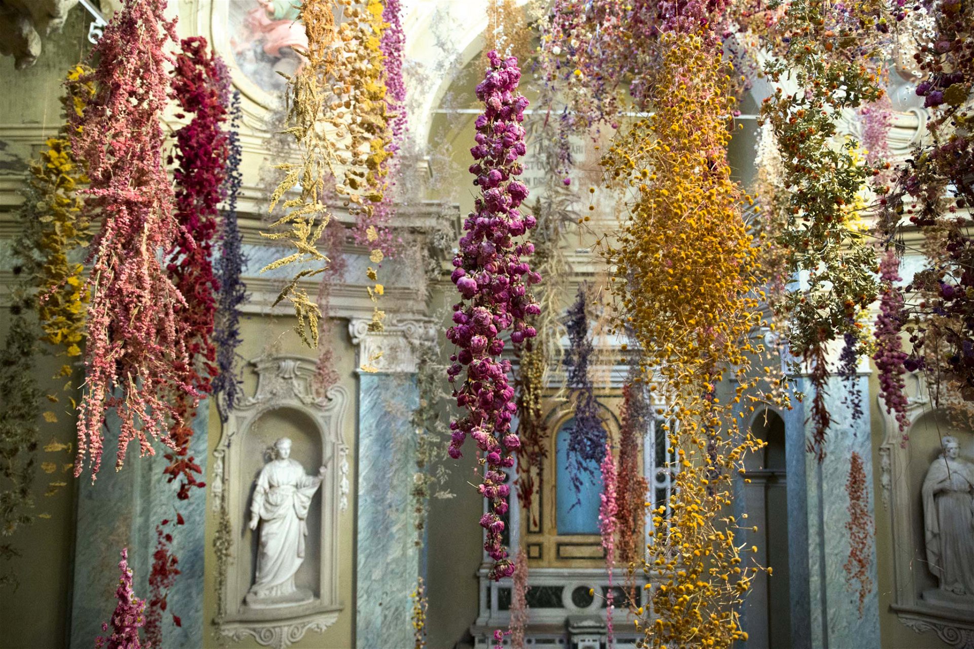 Ein Baldachin aus Duft Rebecca Louise Laws wunderbare Blüteninstallation »Florilegium« schmückte die Chiesa di San Tiburzio in Parma. rebeccalouiselaw.com