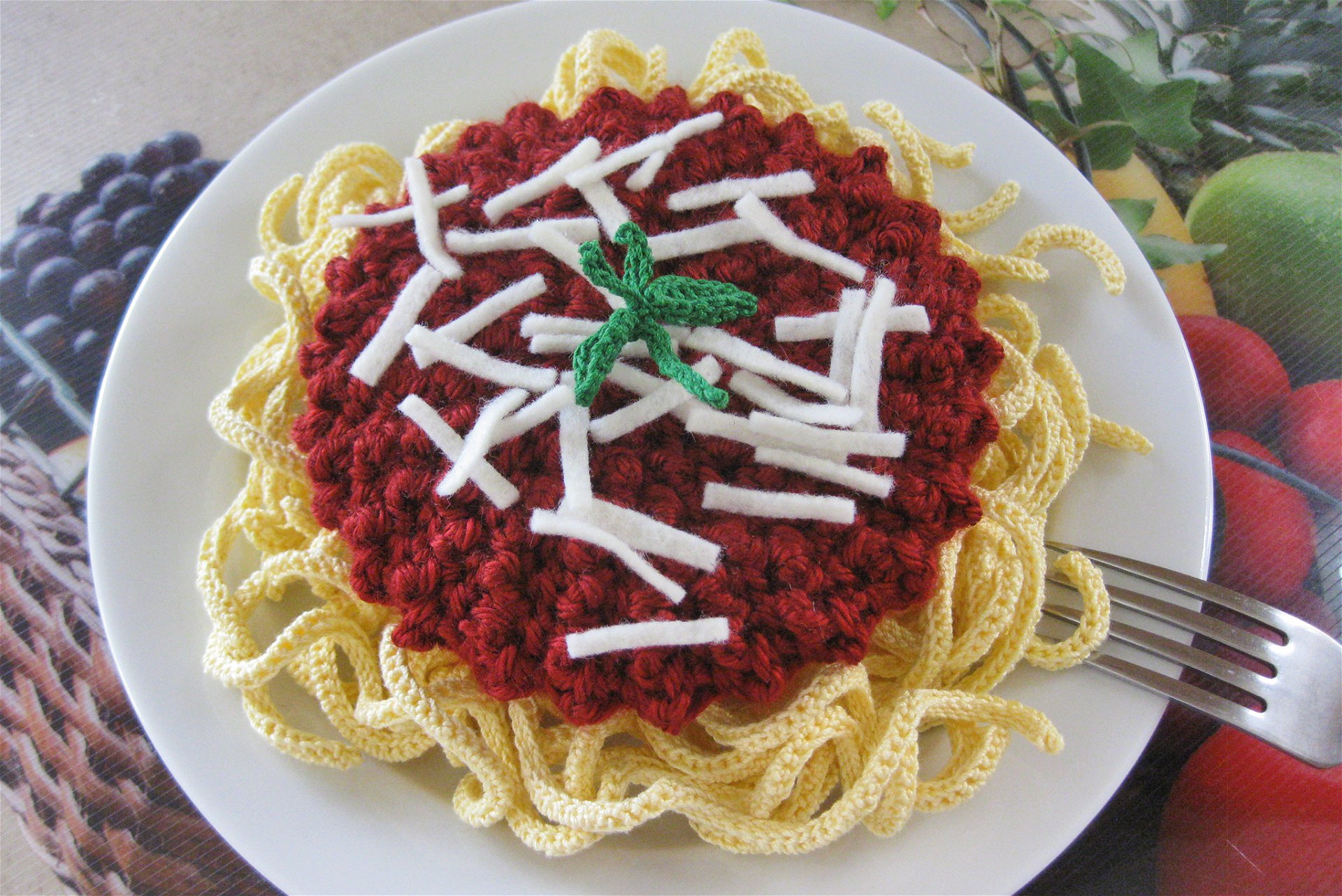 Spaghetti Carbonara Normalynn Ablao häkelt Spaghetti, Hummer und Geburtstagstorten für einen guten Zweck. copaceticcrocheter.com