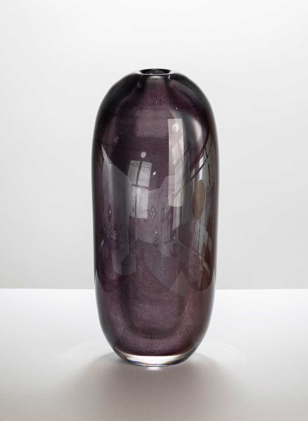 Fake-Bilder Eine Vase, die aussieht, als ob sich der Raum in ihr spiegeln würde. Jedoch sind die Bilder ins Glas eingebettet und repräsentieren Reflexionen der Vergangenheit. frontdesign.se