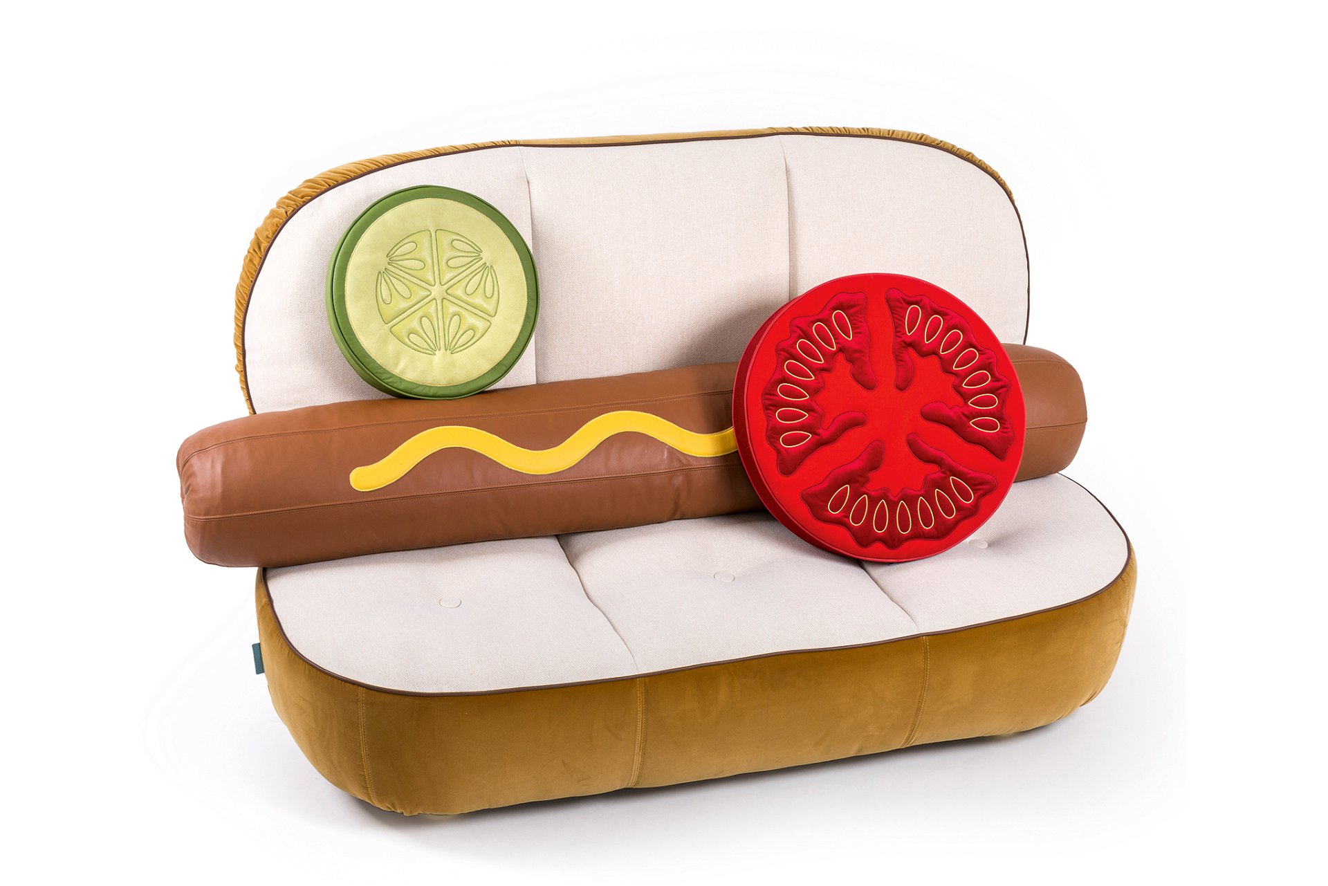 Hotdog mit Senf Hotdog-Sofa mit Holzkern, Material aus Polyester, Viskose, Leinen, Polyurethan und Metall, 188 mal 115 Zentimeter. Pölster sind separat erhältlich. studio-job.com