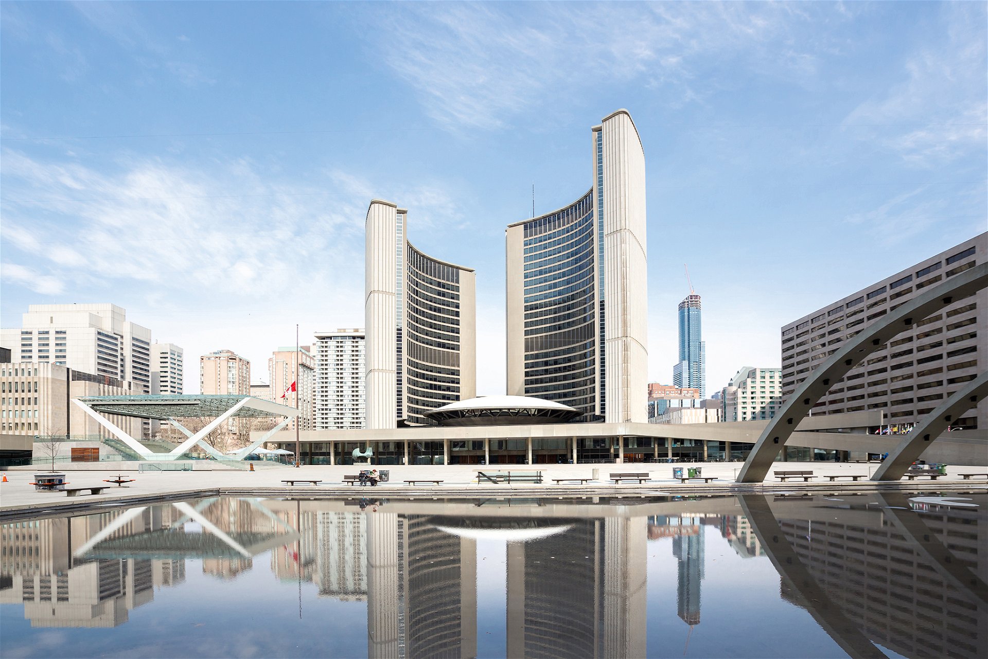 Toronto City Hall Viljo Revell, 1965 »Der finnische Architekt Viljo Revell gewann den internationalen Wettbewerb mit diesem fantastischen Stück sozial-demokratischer Moderne: Zwei kurvenförmige Türme rahmen den runden Saal, in dem sich die Stadtoberen treffen.«