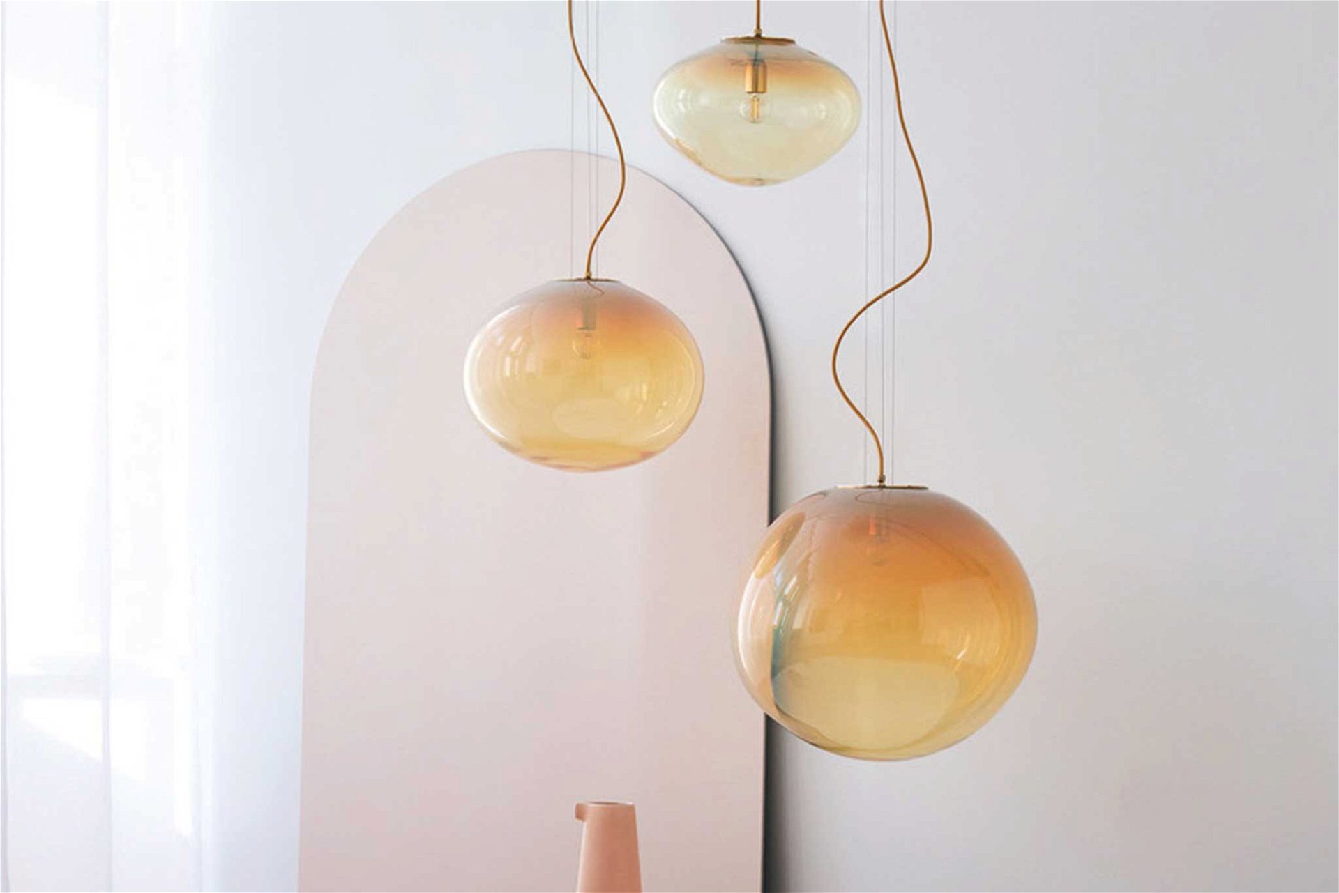 Ufos für daheim Schwerelos und elegant scheinen die Lampen von Simone Lüling im Raum zu schweben. eloa.co