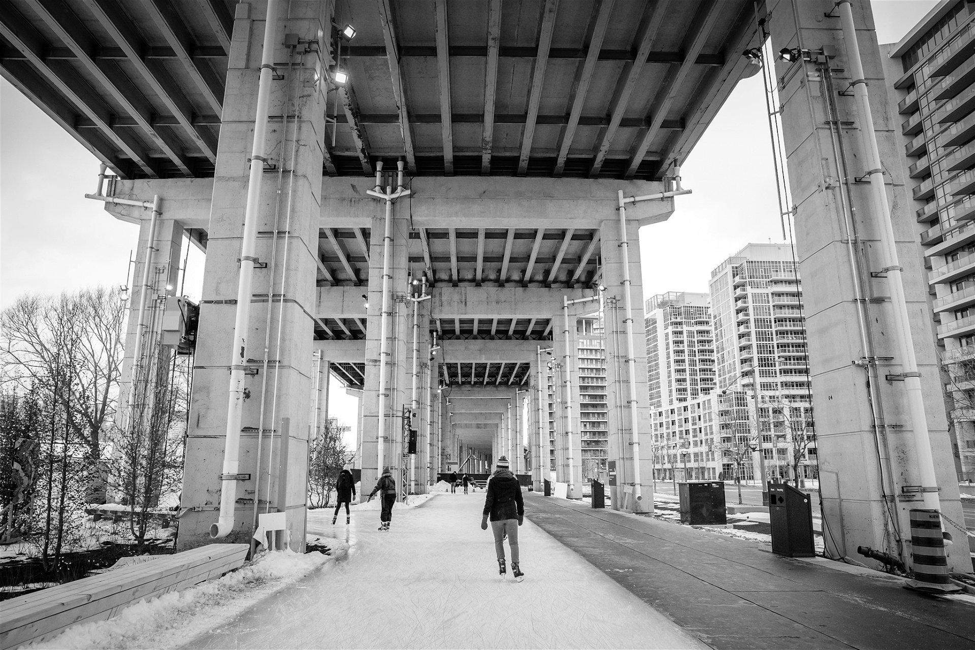 The Bentway Gensler, Public Works, 2018 »Eine Stadtautobahn auf Stelzen durchquert Torontos Innenstadt, und dieses Projekt macht dieses hässliche Stück Infrastruktur zu etwas Schönem. Ein Kulturzentrum, eine Plaza und natürlich ein Eislaufplatz.«