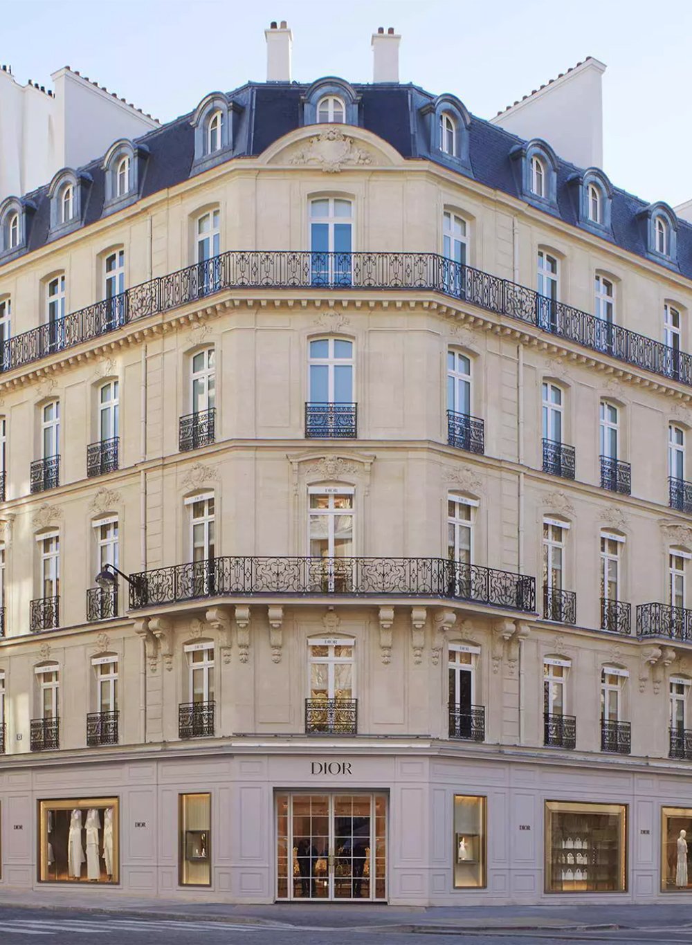 Das legendäre Stadtpalais, das 1946 Christian Diors Herz eroberte, beherbergt seit nunmehr 75 Jahren die Kollektionen der Maison und gilt als Sinnbild der Pariser Eleganz.