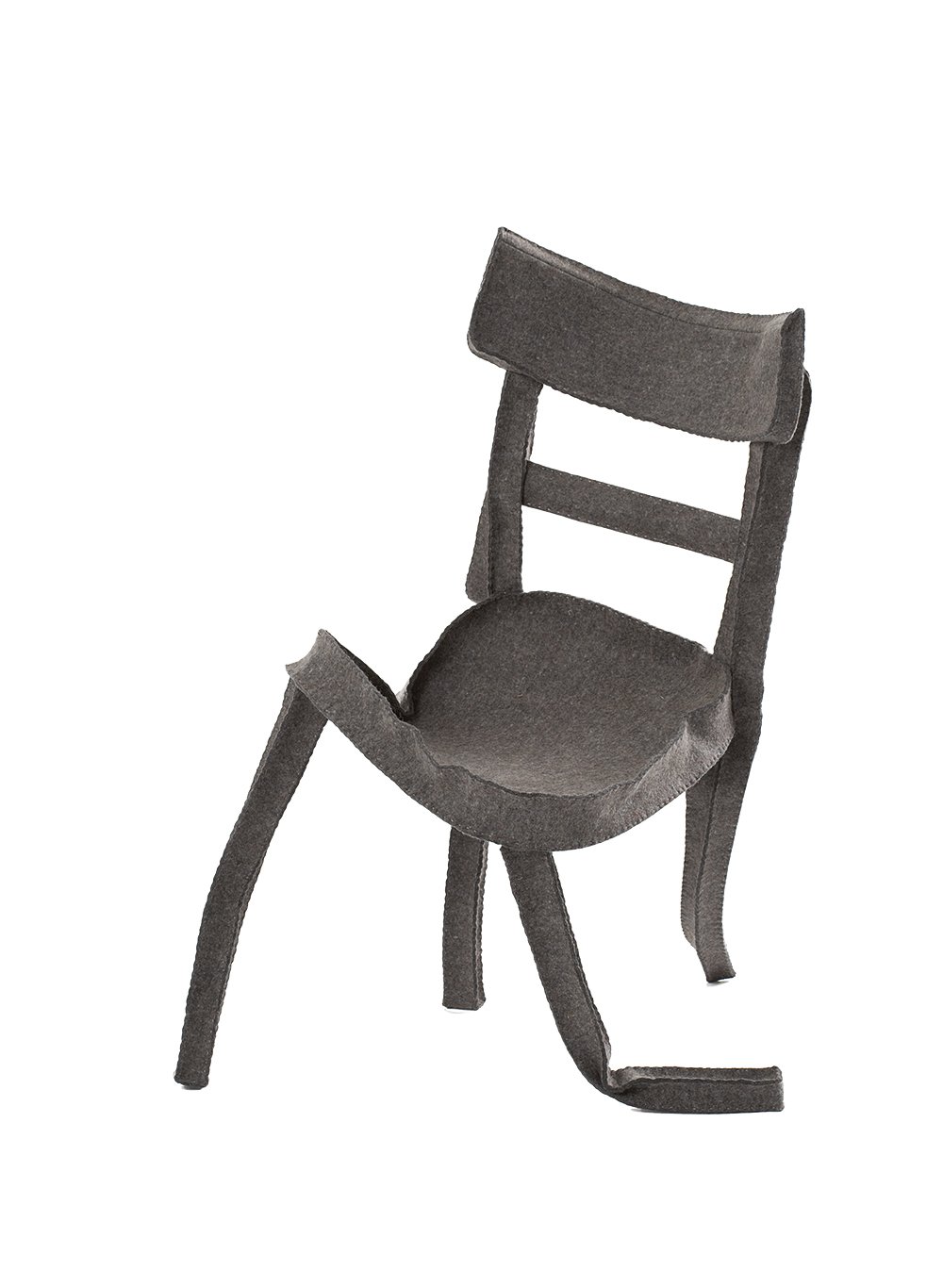 Stabile Seitenlage Design-Genie Rolf Sachs schuf diesen Sessel aus Filz, der mehr wie ein verzweifeltes Wesen, das nach Gleichgewicht sucht, wirkt denn wie eine Sitzmöglichkeit. Schräg im wahrsten Sinne. rolfsachs.com