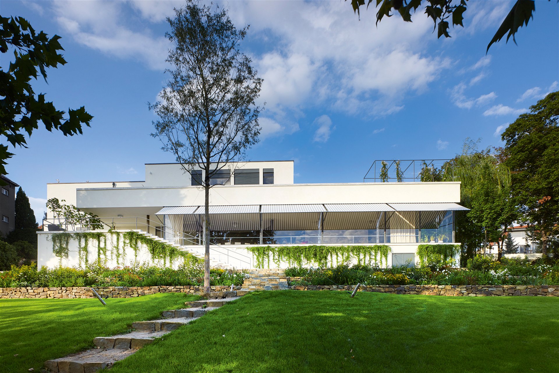 Villa Tugendhat Ludwig Mies van der Rohe, 1930 »Einer der Prototypen moderner Architektur in Europa. Eines der bekanntesten Häuser der Welt und eines der drei wichtigsten Häuser des 20. Jahrhunderts.«