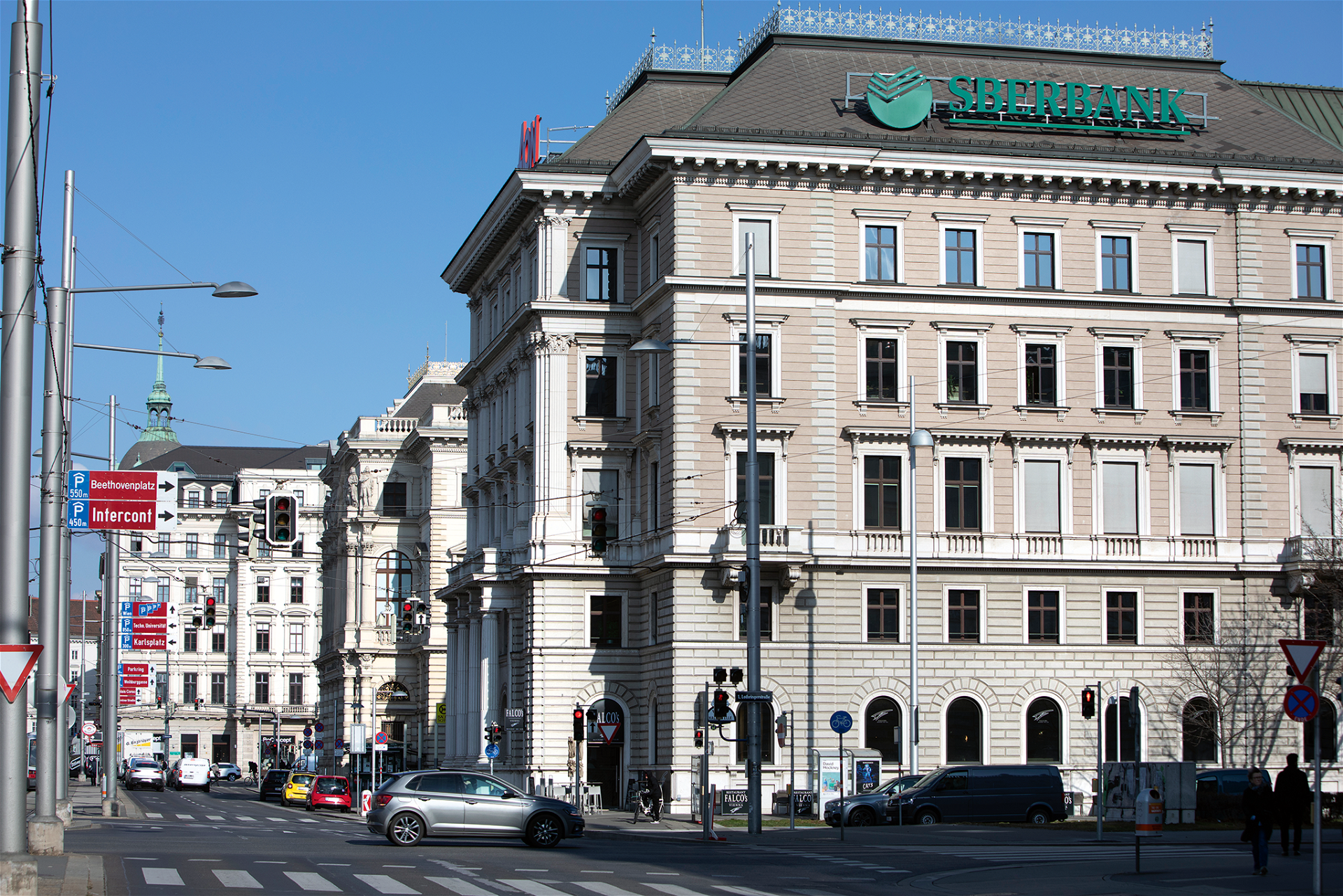 Dachmarke Am Dach des Gebäudes am Wiener Schwarzenbergplatz 3 prangt noch das Logo des Mieters Sberbank. Nicht mehr lange: Die Österreich-Tochter der russischen Sparkasse ist pleite.