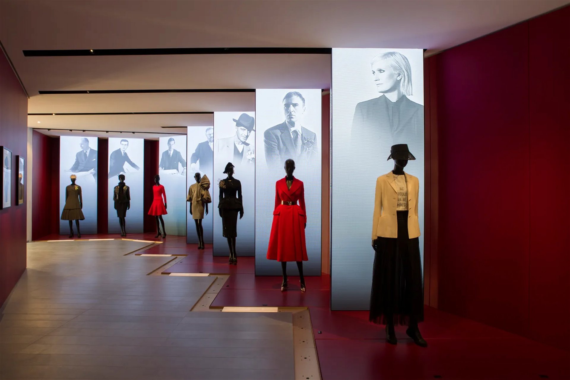 Auf über 2.000 Quadratmetern zeigt die Galerie Dior, die wie ein Museum konzipiert ist, mit einzelnen Stücken aus den Kollektionen und weiteren Objekten die Entwicklung und Geschichte des Hauses.