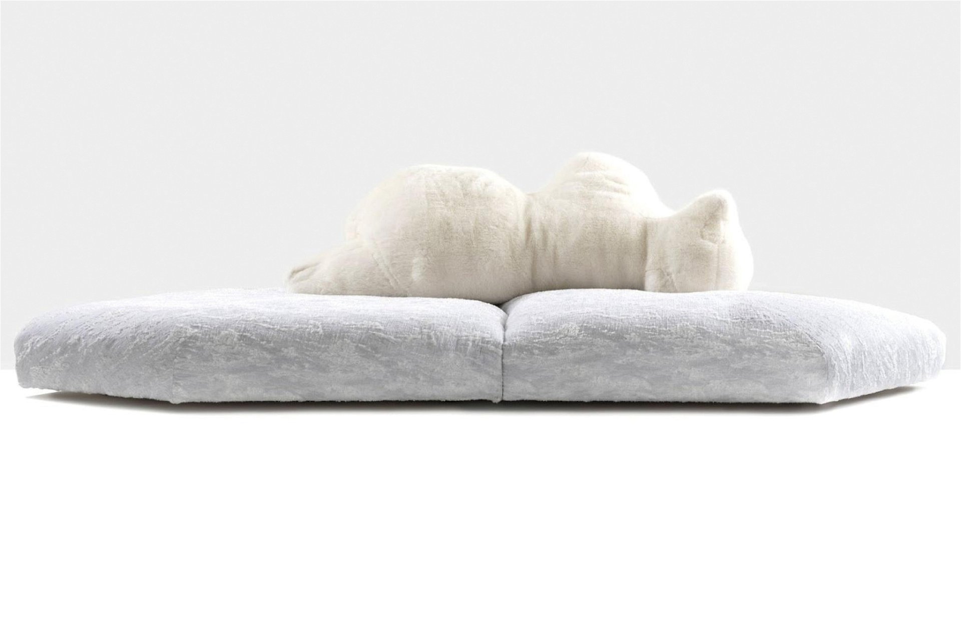 Treiben lassen Der italienische Designstar Francesco Binfaré setzte für die Nobelmarke Edra das Sofa »Pack« um. Es erinnert in Farbe und Form an eine Eisscholle, die Rückenlehne an einen Eisbären. Geht als Statement zum Klimawandel durch. edra.com