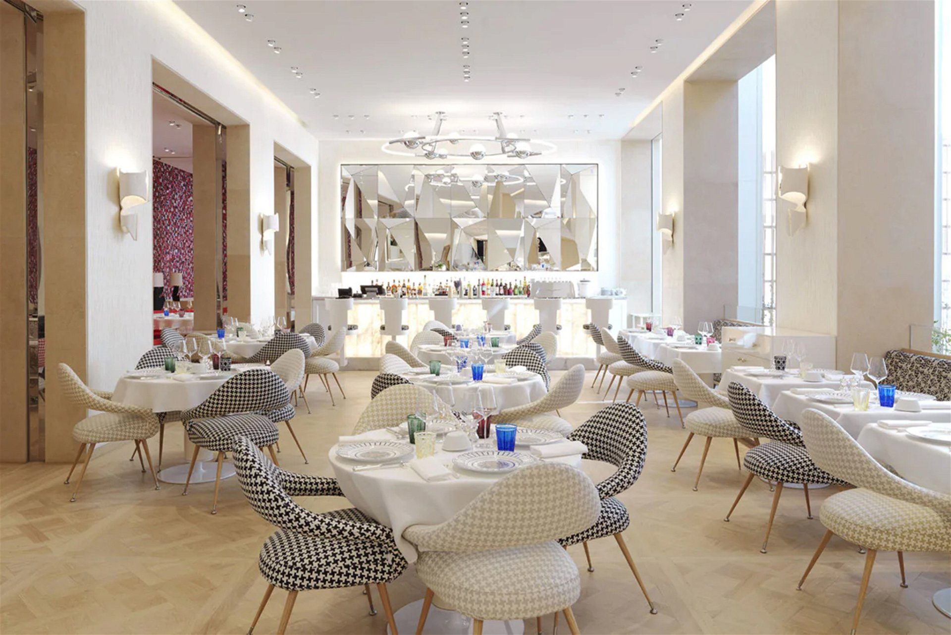 Für das kulinarische Wohl sorgt der ehemalige Küchenchef des gegenüber liegenden Plaza Athénée Jean Imbert im hauseigenen Restaurant »Monsieur Dior«.