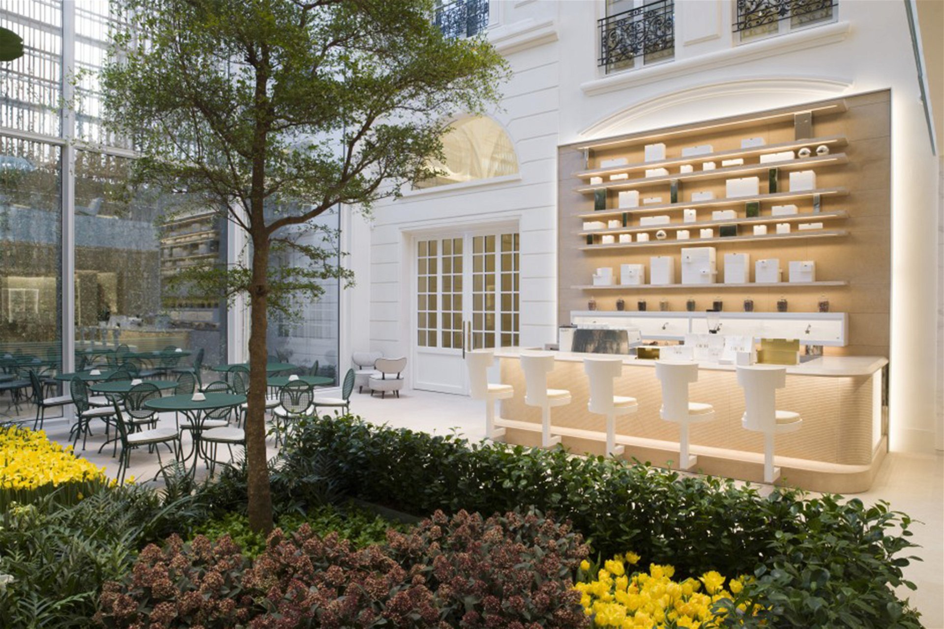 Ultimativen Genuss erlebt man in der Pâtisserie Dior, die einen sinnlichen Rosengarten überblickt. Hier werden die bekanntesten französischen Kuchen von Jean Imbert neu interpretiert.