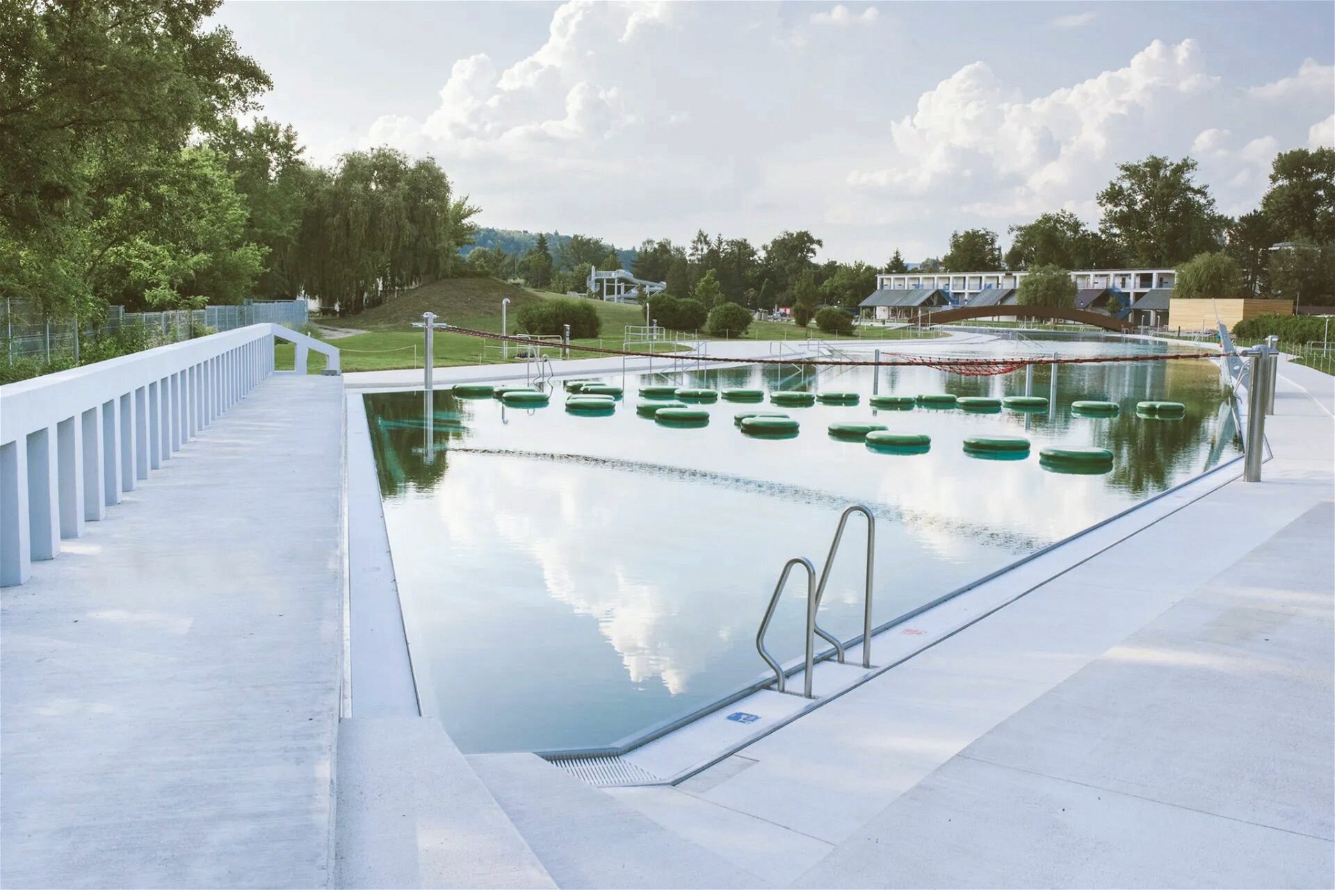 Freibad Riviéra Atelier A77, 2018 »Eines der größten natürlichen Freibäder Tschechiens. Die Riviéra besteht aus drei separaten Pools, die zusammen einen Nebenarm des Flusses nachbilden, der auch das Wasser liefert.«