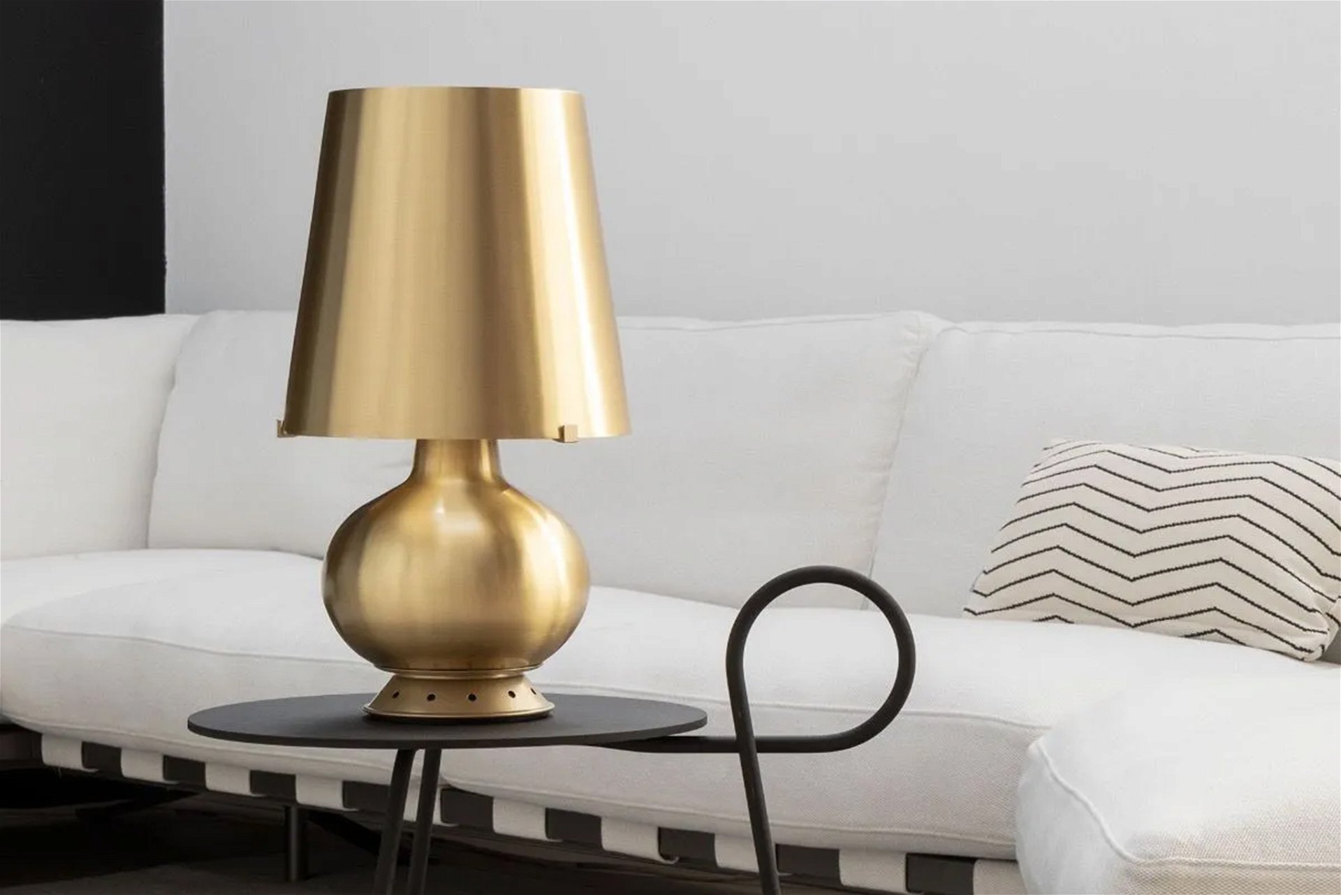 Die Lampe wurde 1954 von dem berühmten französischen Dekorateur Max Ingrand entworfen und hieß ursprünglich »1853« und später »Fontana«, als Hommage an sein Unternehmen. fontanaarte.com