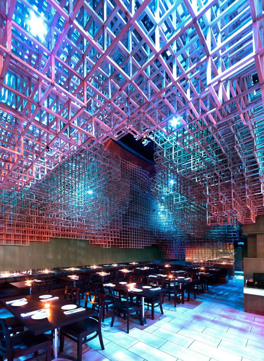 Diese Deckeninstallation für ein Restaurant ist eine dreidimensionale und wolkenartige, organische Formation aus Pappelholz, designt von bluarch.