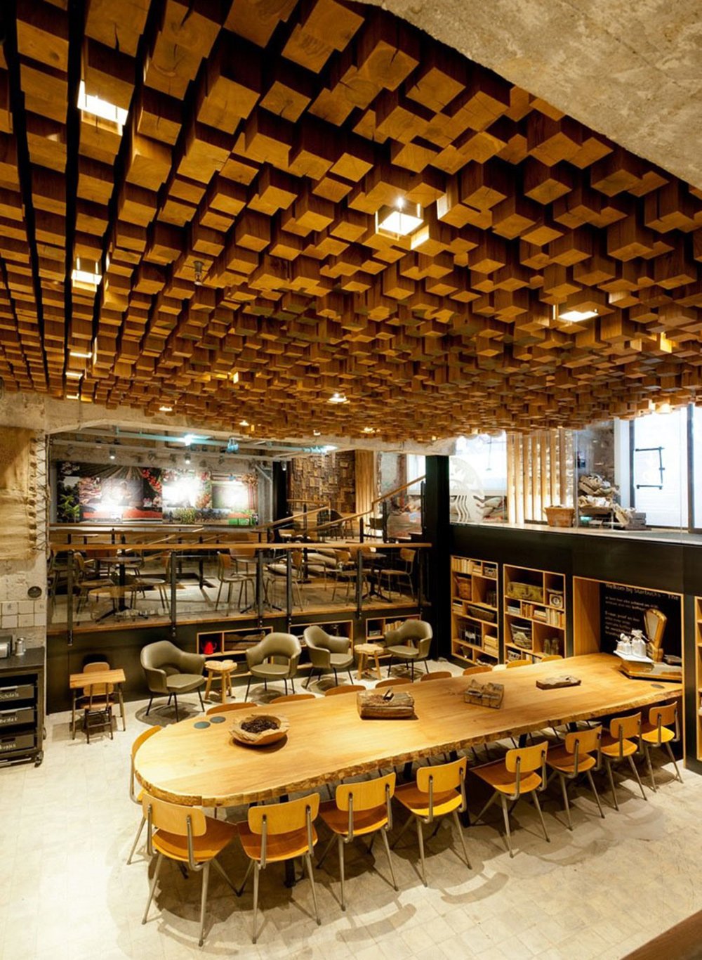 Die Decke dieser Starbucks-Filiale in Amsterdam besteht aus 1.876 einzeln zugeschnittenen Blöcken aus holländischer Eiche.