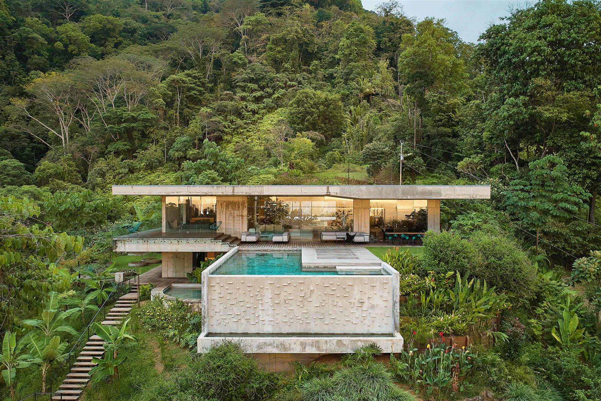 Art Villa, Costa Rica Ein wildromantisches Tête-à-tête zwischen Sichtbeton und Dschungel, ausgelebt auf zwei Ebenen, mitten im Urwald von Costa Rica. Die Prager Architekturbüros Refuel Works und Formafatal sowie ein tschechischer Investor machten es möglich.
