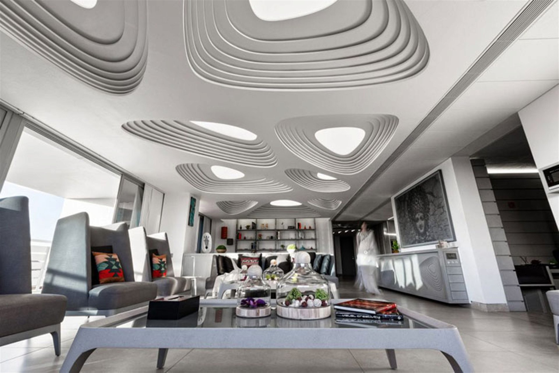 Die futuristische Decke dieses Penthouses wurde von Apical Reform Studio designt.