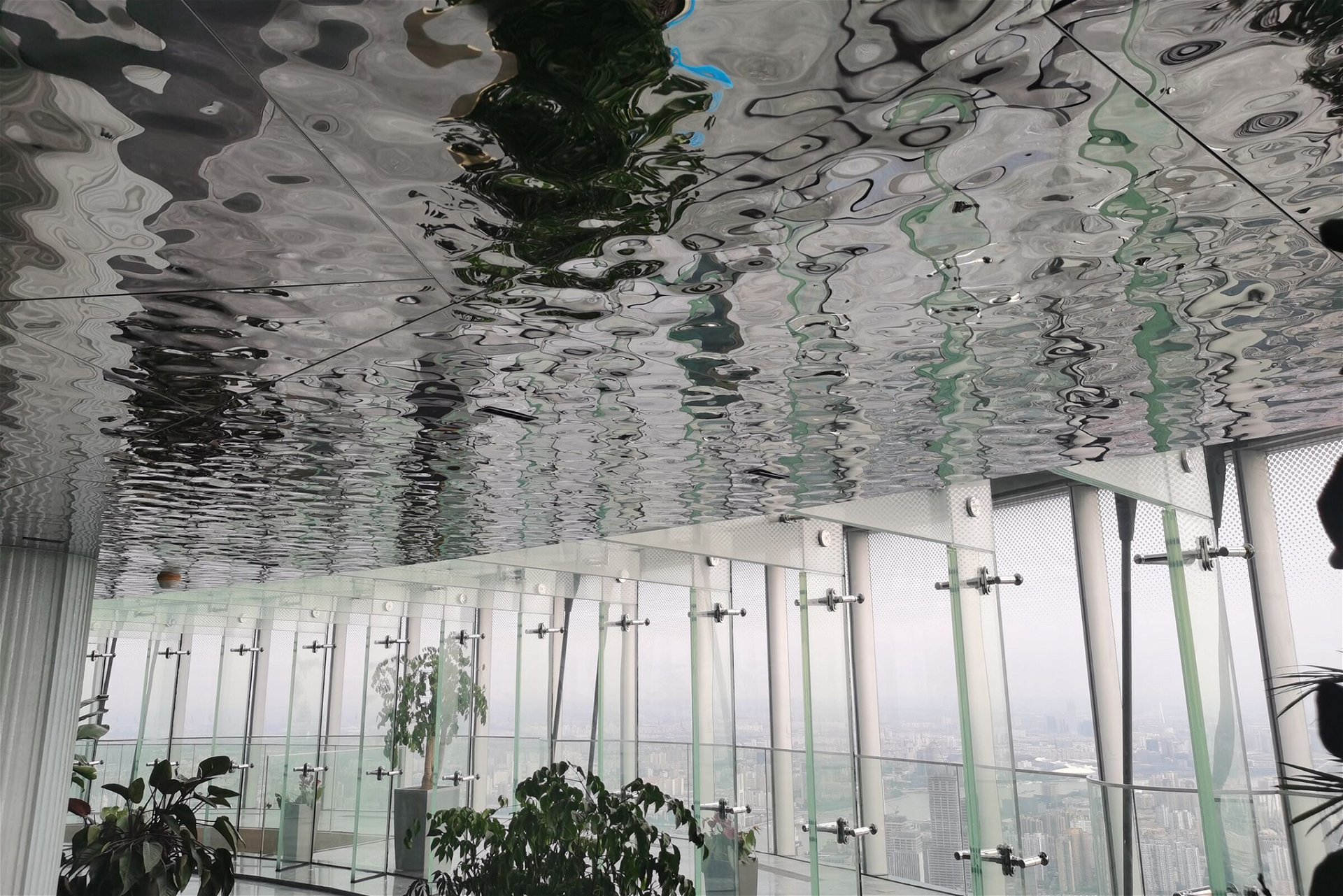 Edelstahldecke mit Wassereffekt im Shanghai-Tower archello.com