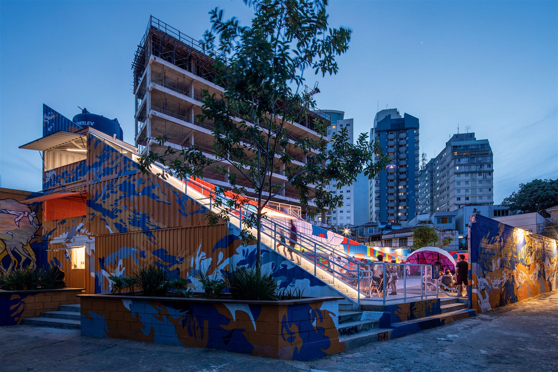 LOTE SuperLimão, 2021 »Ein stimulierender Ort in Pinheiros, einem Boheme-Viertel. Wir haben hier einen pyramidenförmigen Rahmen geschaffen, der als Bühne dient und auch als kleiner Berg, von dem man einen Blick auf die Stadt hat.«