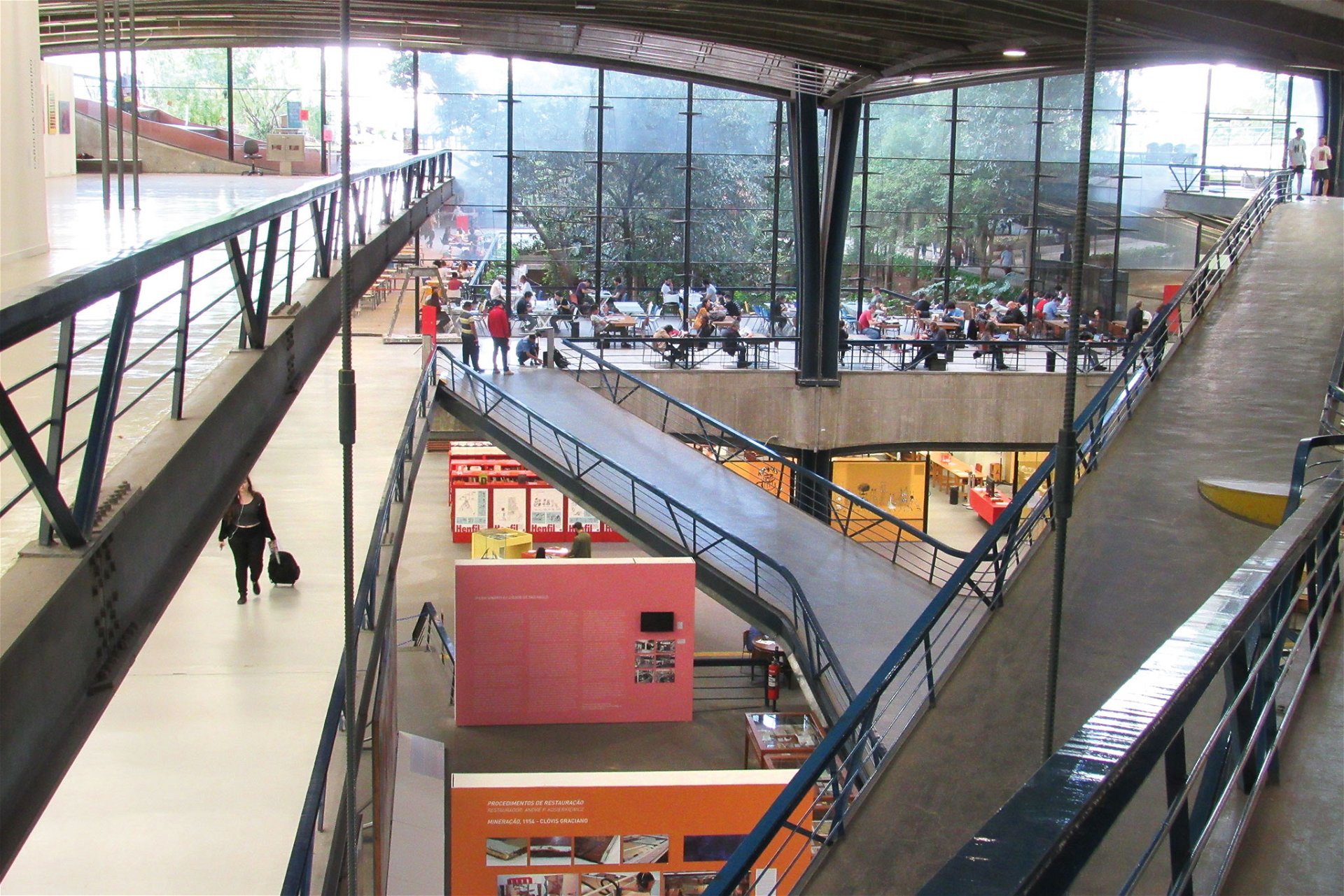 Centro Cultural São Paulo Eurico Prado Lopes und Luiz Telles, 1979 »Ein einladendes Kulturzentrum über einer der meistbenutzten Metrostationen. Hier gibt es Events, eine Bibliothek, einen Garten und Cafés. Ein Treffpunkt, der allen gehört.«