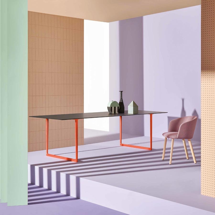Gut kombiniert Wie schön Grün und Lila harmonieren, zeigt dieser inszenierte Raum mit dem Tisch »Toa« von Robin Rizzini im Mittelpunkt. pedrali.com