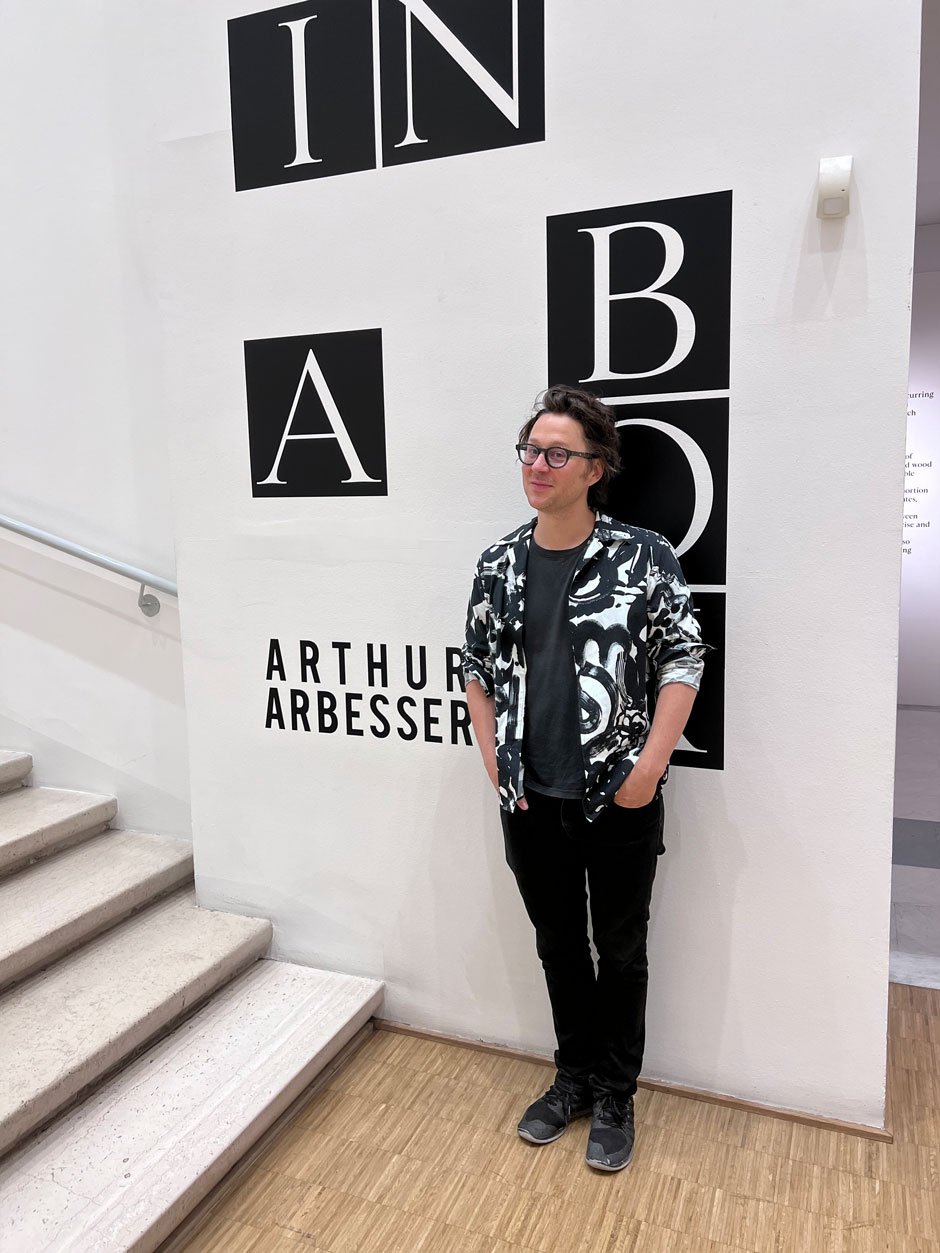 Ein sichtlich zufriedener Designer: Arthur Arbesser auf dem Salone del Mobile 2022.
