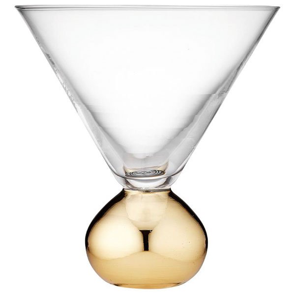 Standfest Cocktailglas mal anders – statt eines langen Stiels darf bei »Astrid« ein goldener Sockel glänzen. westwingnow.de   