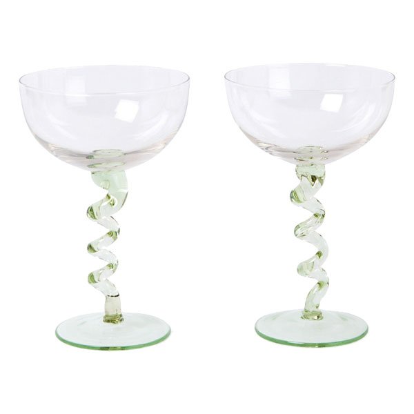 Verzwirbelt Die fröhlichen »Spiralcoupé«-Gläser von &Klevering sind ein echter Hingucker für einen leckeren Cocktail oder für ein Sommerdessert. debijenkorf.at