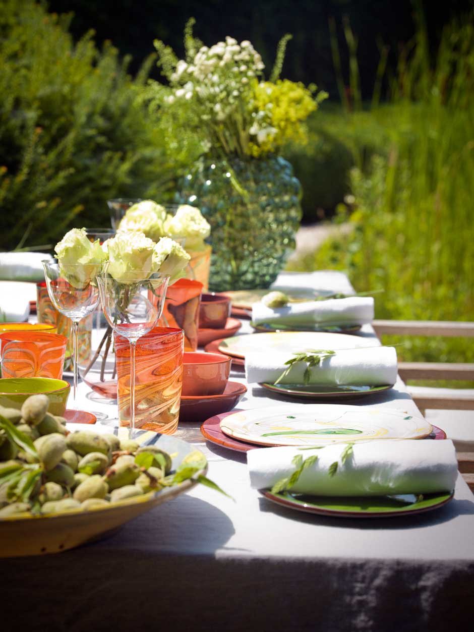 Farbtupfer Viel Grün gemischt mit bunten Farben – so entsteht ein natürliches Table-Setting, perfekt für einen Grillabend mit Freund:innen und Familie.