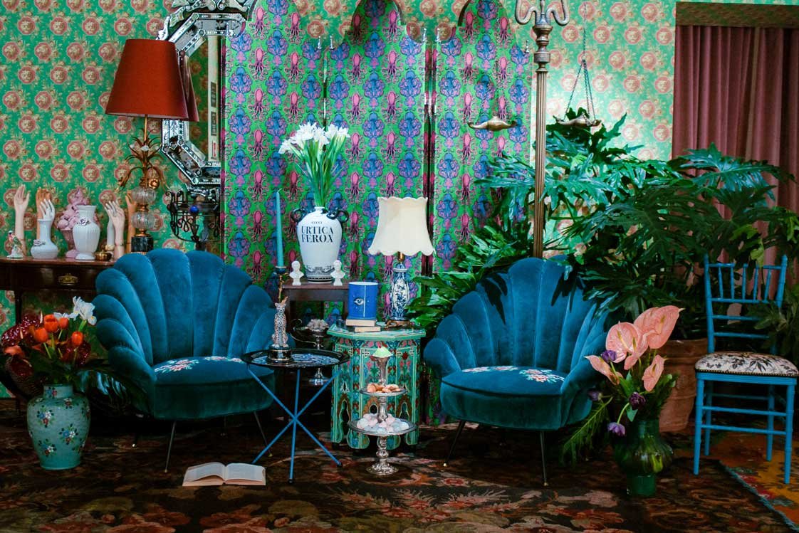 Gucci Décor Von Geschirr und Textilien über Möbel bis hin zu Tapeten, das maximalistische Modehaus peppt mit bunten Prints und schrillen Motiven jeden Raum auf typisch exzentrische Weise auf. gucci.com 


