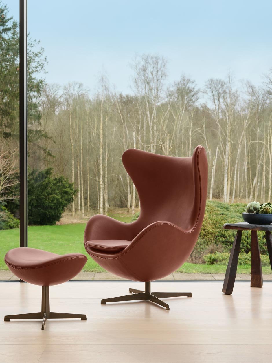 Egg™ Arne Jacobsons berühmter Sessel – der Form entsprechend benannt – ist ein retro-futuristisches Objekt, das ursprünglich für die Lobby und die Lounges des SAS Royal Hotel in Kopenhagen entworfen wurde.

