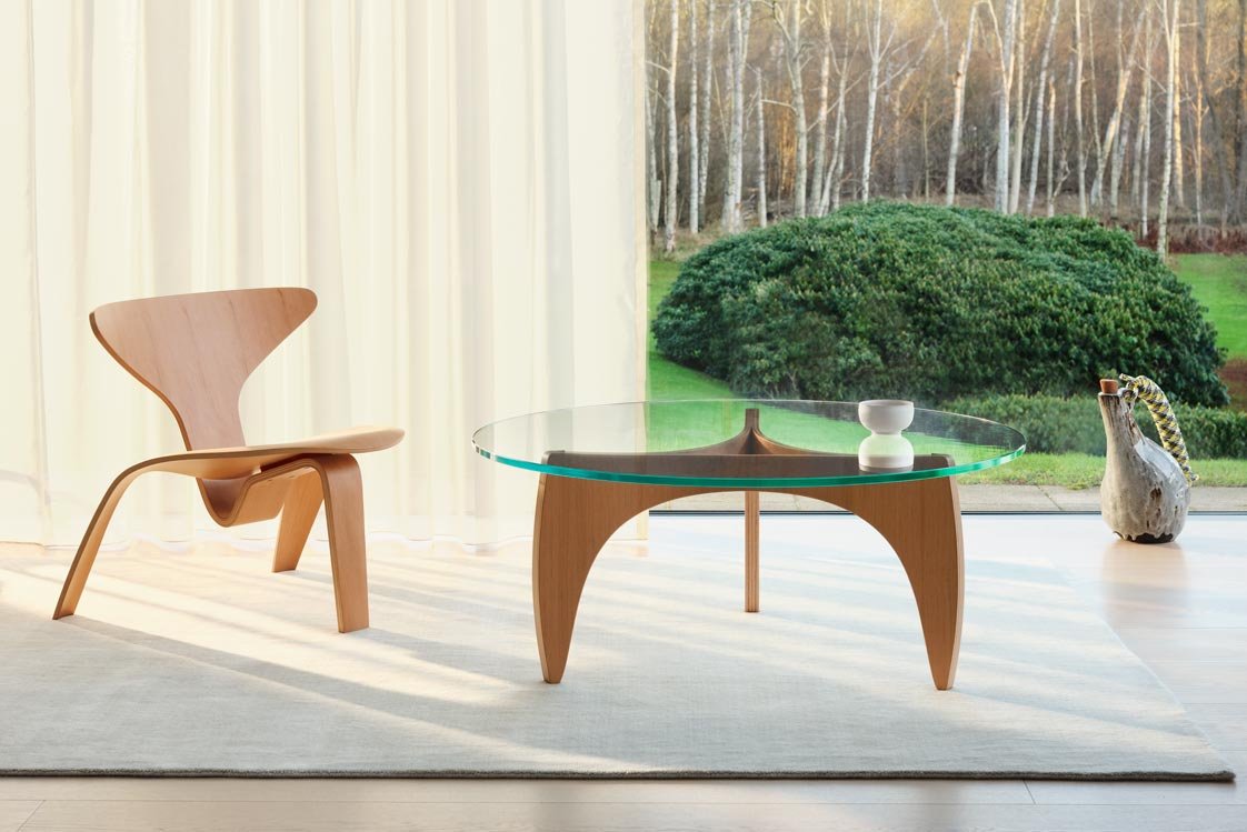 PK0 A™ PK60™ Das Lounge-Set von Poul Kjærholm ist eine Meisterklasse in dänischem Mid-Century-Design. Durch ihre hohe Handwerkskunst sind der Tisch und der Sessel Schätze für die Ewigkeit.

