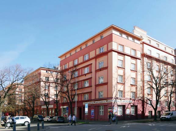 Rotes Haus Rudolf Hrabě, 1923 »Nicht nur der Name, sondern auch das Programm dieses wenig bekannten Wohnbaus erinnert an das Rote Wien. Wie schön wäre es, wenn es solche hochwertigen und leistbaren Wohnbauten heute wieder in Prag gäbe!«