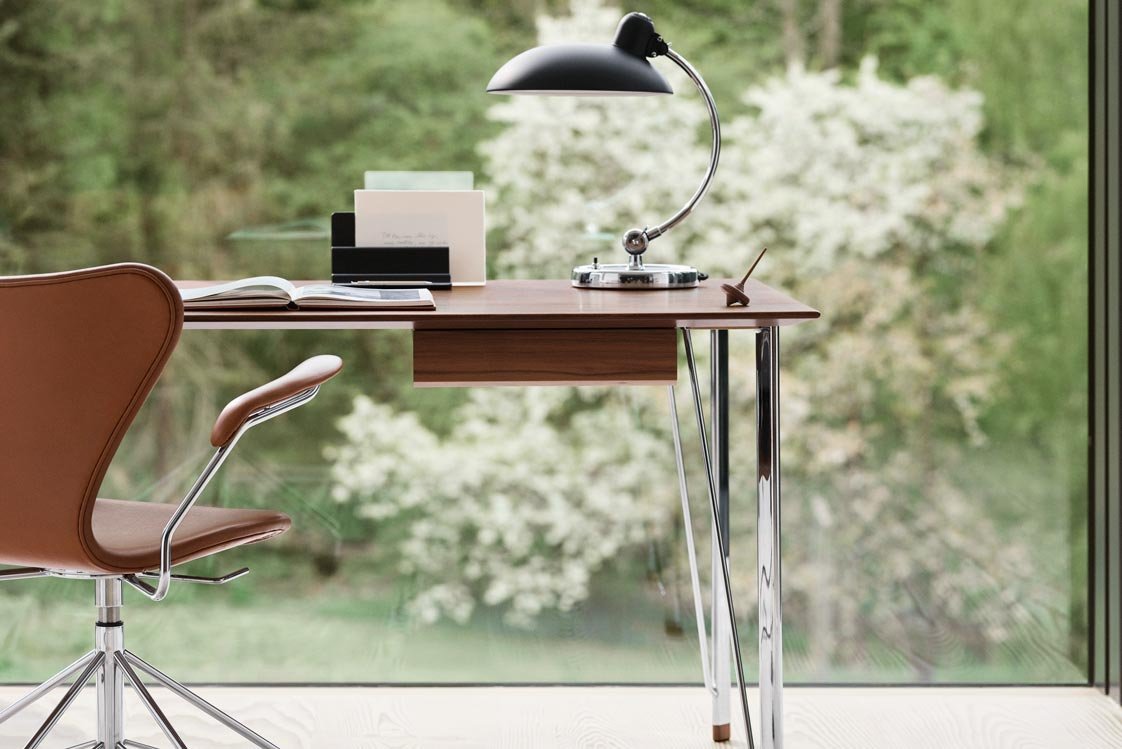 FH3605™ Damals wie heute: Arne Jacobsons ikonischer Schreibtisch aus 1955 wertet jedes Home Office auf. Für die Herbstkollektion bekam das zeitlose Stück mit neuen Materialien ein Update.


