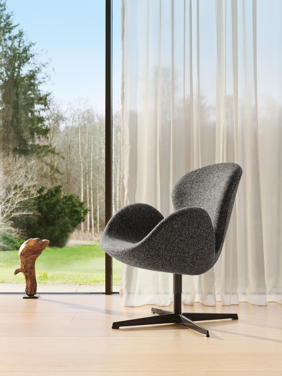 Swan™ Ebenfalls aus der Feder von Arne Jacobson ist dieser geschwungene Sessel, der – ebenfalls wie Egg™ – in kastanienbraunem Leder oder dem granitgrauen Vanier-Stoff, kreiert von Modeschöpfer Raf Simons für Kvadrat, erhältlich ist.

