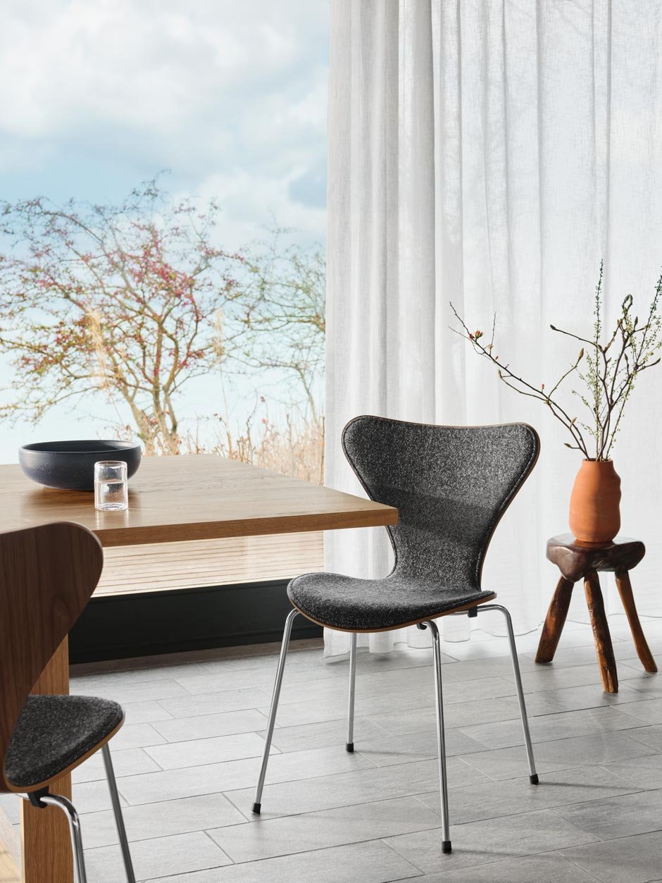 Series 7™ Der Stuhl aus dem Jahre 1955 ist die wohl eleganteste Version eines dänischen Designklassikers und ist in zwei Varianten – aus Holz mit Vanir-Polsterung in Granit und aus Leder in Kastanie – erhältlich.

