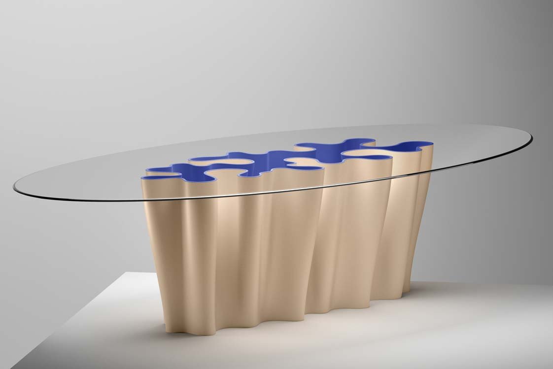 Die perfekte Welle Für die »Objets Nomades« von Louis Vuitton designte das Atelier Biagetti den »Anemona«-Tisch, der in verschiedenen Ausführungen erhältlich ist.