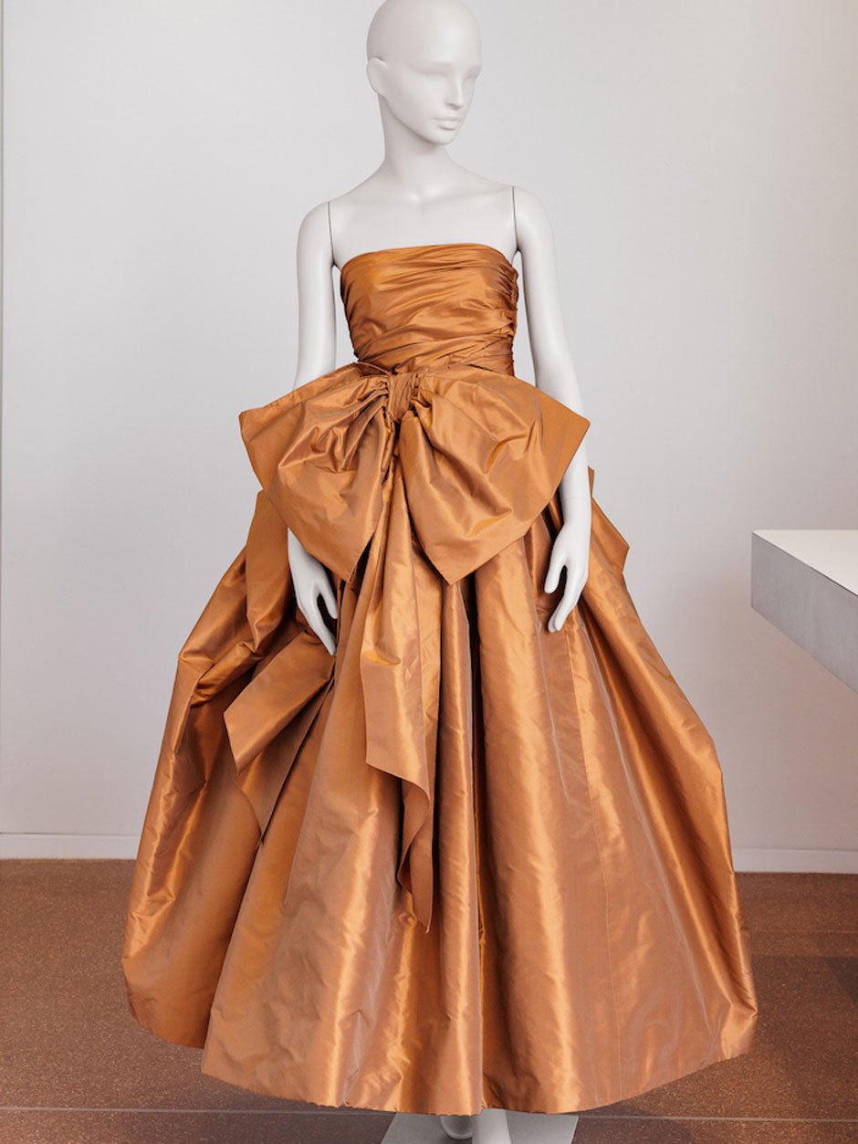 Christian Dior, Modell 59 / 1981; Abendkleid aus changierendem Seidentaft