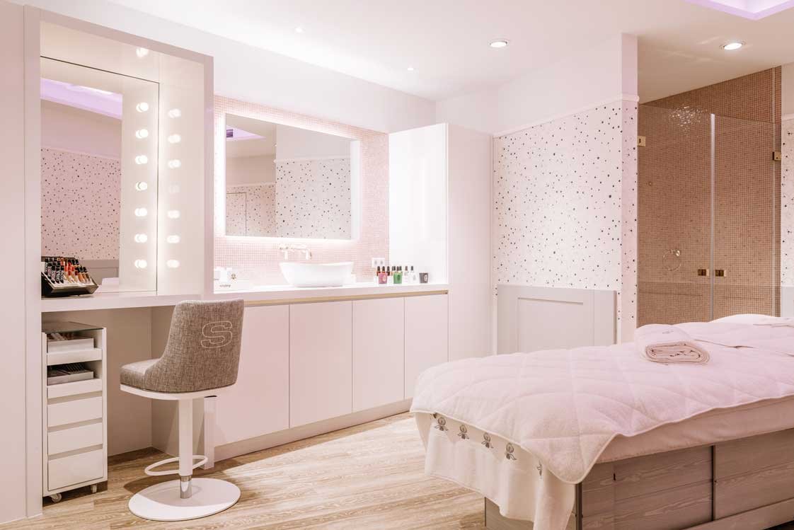 Wohlfühloase Die Beauty-Kabinen versprechen bestmögliche Behandlungen in bestmöglichem Ambiente. Die Wände sind mit der Tapete »Les Cellules« drapiert, die 1910 von Jacques-Émile Ruhlmann entworfen wurde. Sie wurde nach Isabelle d’Ornanos Idee umgestaltet.