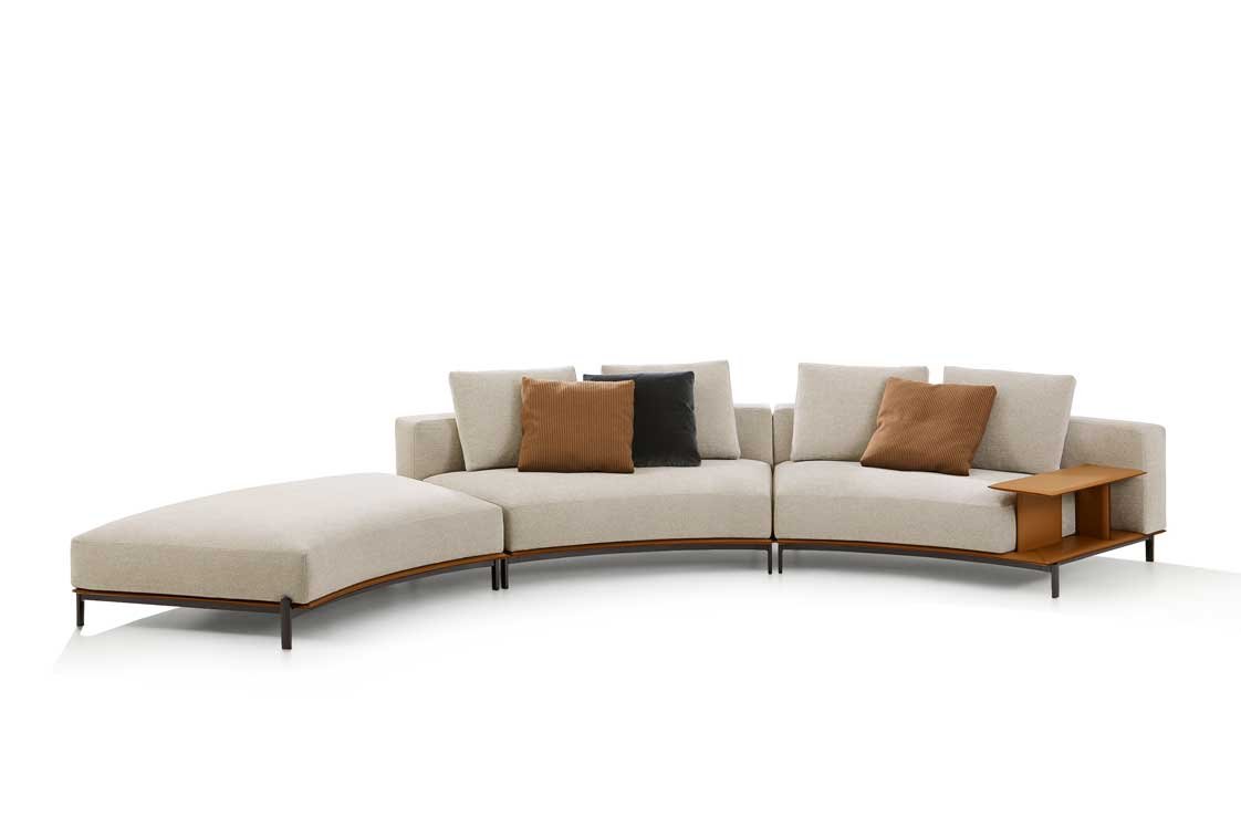 Schöne Kurven  Jean-Marie Massaud schuf für Poliform ein schwungvolles Sofa mit flexiblen Kissen. poliform.it 
