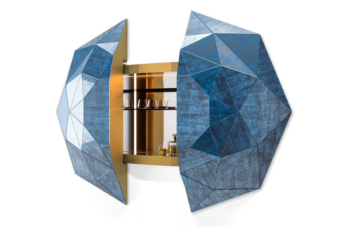 Diamantschliff Das »Diamante Cocktail Cabinet« hat Türen, die sich mittels Fernbedienung öffnen lassen. sicis.com