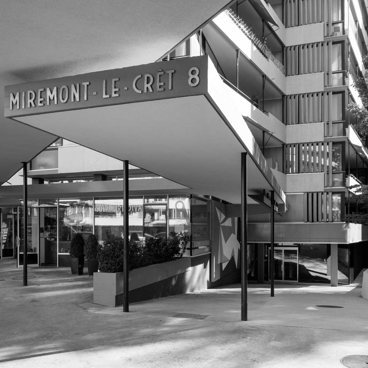 Miremont le Crêt Marc-Joseph Saugey, 1953–57 »Dieses Gebäude lotet auf vir-tuose Art Le Corbusiers Idee der ›Immeuble-Villa‹ aus, mit Wohnungen, die um große Balkone herum gruppiert sind. Es wurde 2015 vom Büro Meier + Associés Architectes restauriert.«