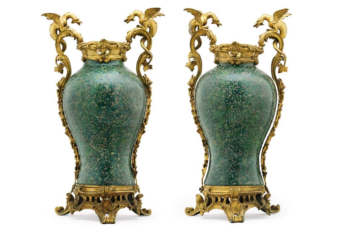 Paar Louis XV – Drachenhenkelvasen, Frankreich Mitte 18. Jh. und später, Schätzwert € 18.000 – 22.000
