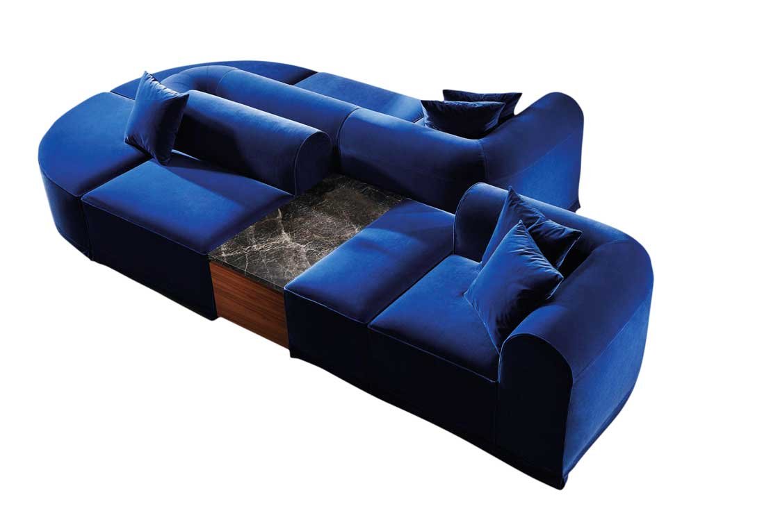 Bodentiefe Bogengeometrie Ein Dreisitzer-Sofa und drei verschiedene modulare Elemente von Neri&Hu machen eine flexible Gestaltung möglich. wittmann.at 